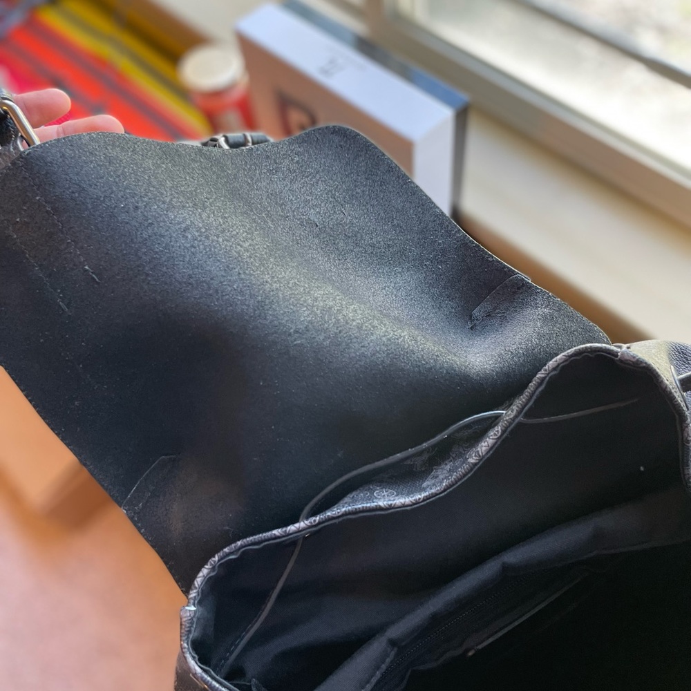 This coach bag is in very good condition I used it for 1 year of school - Picture 9 of 9